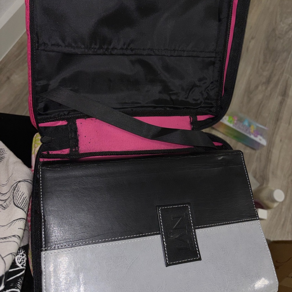 Spanish Bible with Hot pink book cover bag